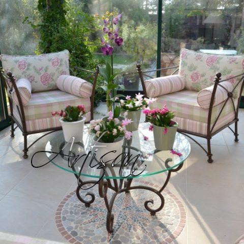 Изящное кованое кресло, легкий столик органично дополнят сад