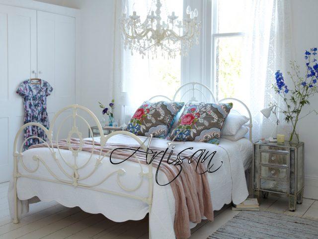 Большая кровать с легким изголовьем из металла – обязательный атрибут спальни в стиле шебби-шик