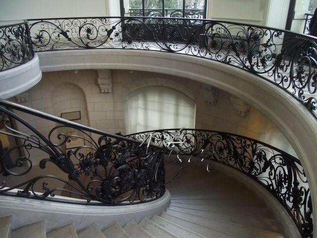 Кованые лестничные перила в стиле рококо