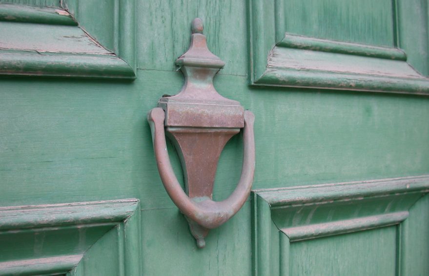 Традиции кованых дверных молоточков от средневековья до наших дней
